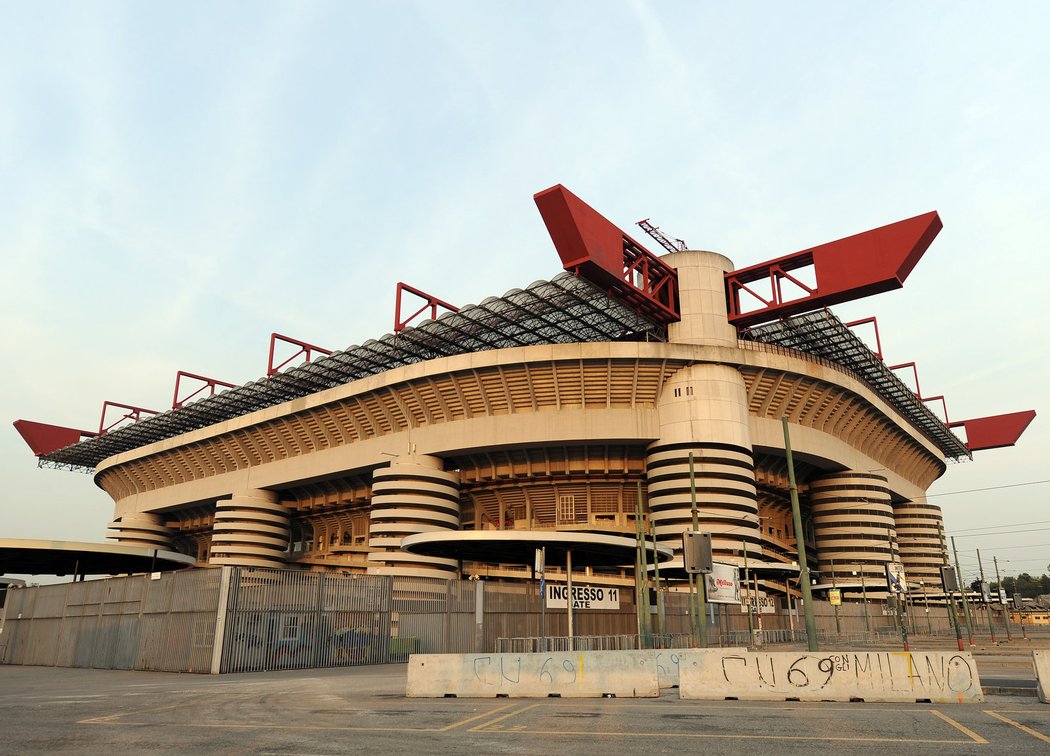 Takhle vypadá slavné San Siro, tedy oficiálně Stadio Giuseppeho Meazzy, zvenku