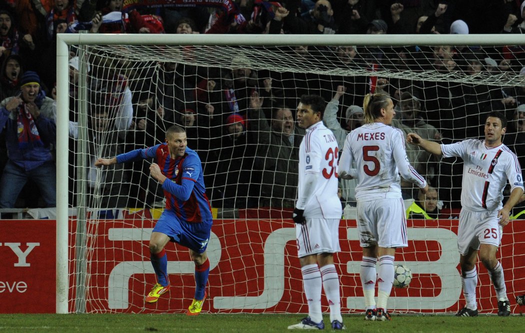 David Bystroň se raduje ze snížení na 1:2, přihlížejí (zleva) Thiago Silva, Philippe Mexes a Daniele Bonera