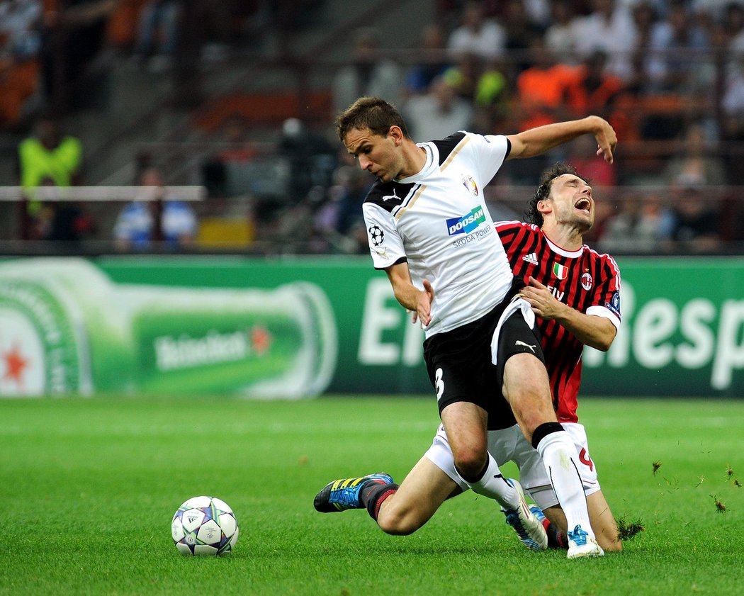 Mark van Bommel faulovaný Markem Bakošem.