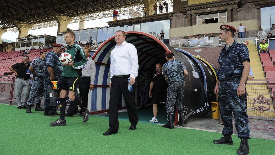 Pavel Vrba přichází na trávník v Jerevanu