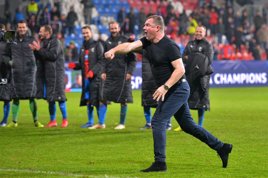 Pavel Vrba předvádí vítězné gesto. Jeho Plzeň zvládla proniknout do jarní fáze Evropské ligy, sám pak s grácií provedl oslavný kotrmelec