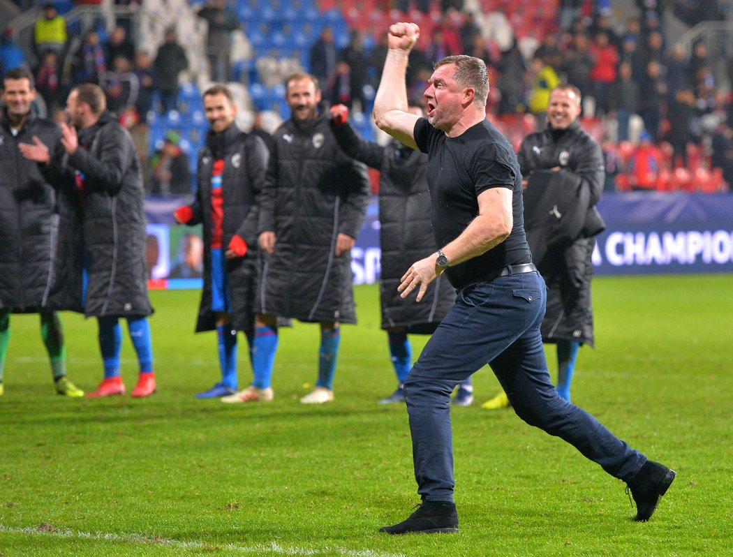 Pavel Vrba předvádí vítězné gesto. Jeho Plzeň zvládla proniknout do jarní fáze Evropské ligy, sám pak s grácií provedl oslavný kotrmelec