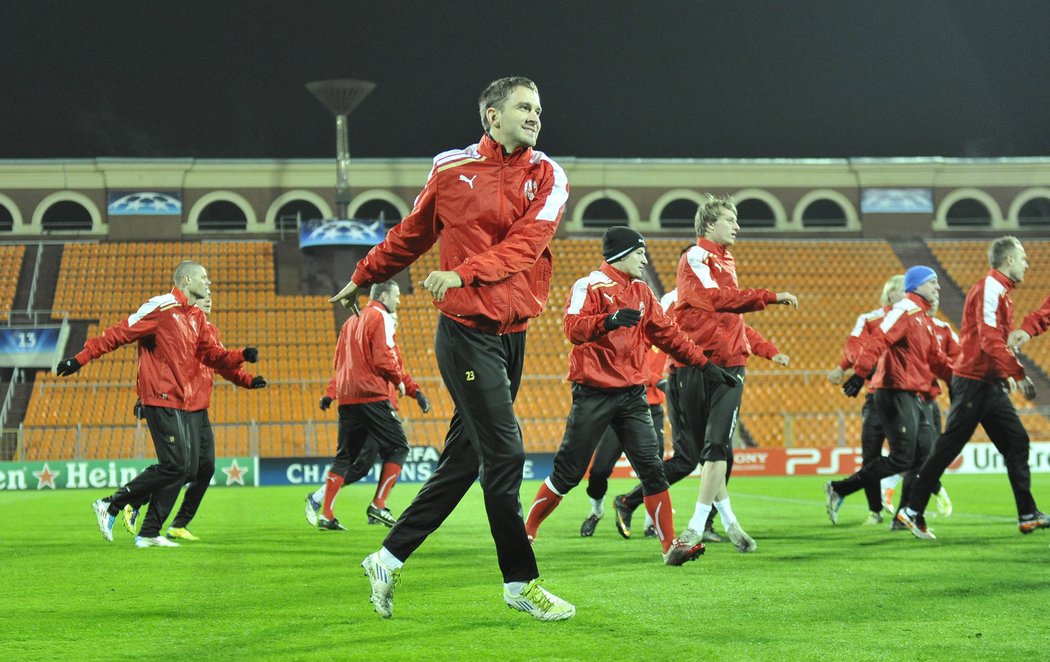 Marek Bakoš se rozcvičuje před plzeňským tréninkem