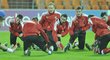 Plzeňští fotbalisté před tréninkem na duel Ligy mistrů v Minsku proti Borisovu, uprostřed předcvičuje Pavel Horvárth