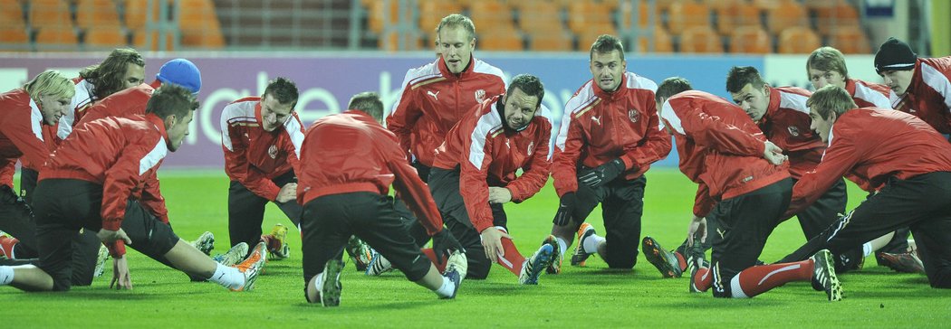 Plzeňští fotbalisté před tréninkem na duel Ligy mistrů v Minsku proti Borisovu, uprostřed předcvičuje Pavel Horvárth