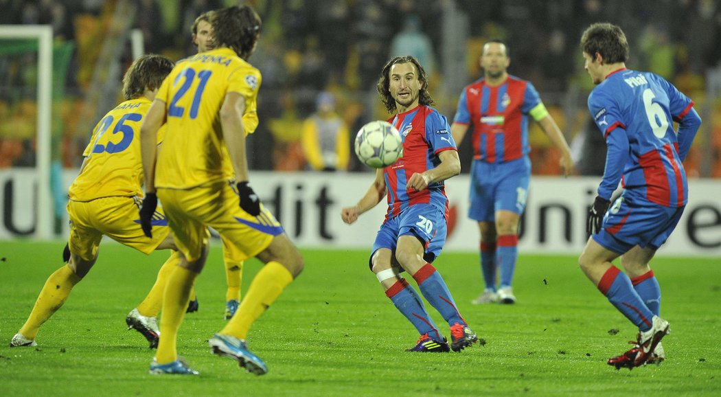 Petr Jiráček sleduje míč v zápase proti Borisovu