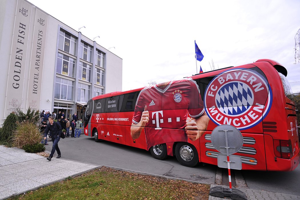 Autobus Bayernu Mnichov před hotelem Golden Fish vzbudil v Plzni velkou pozornost