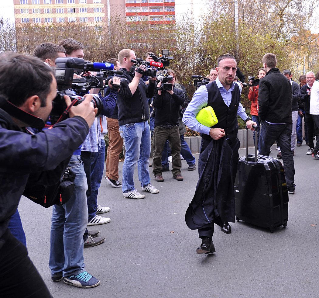 Přijela hvězda! Franck Ribéry míří do hotelu, kde se ubytoval jeho Bayern před duelem s Plzní v Lize mistrů