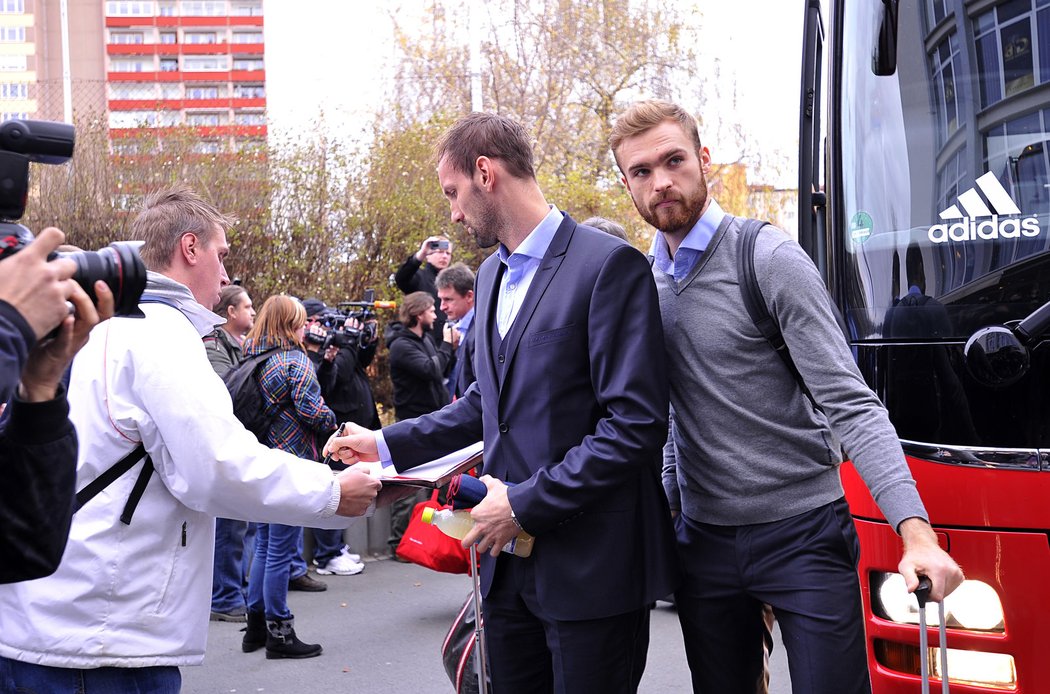 Tom Starke se podepisuje fanouškovi po příjezdu do Plzně, vpravo prochází Jan Kirchhoff