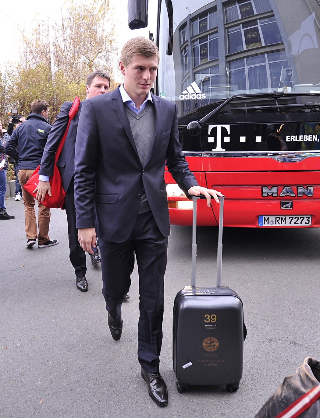 Toni Kroos míří z týmového autobusu bayernu Mnichov do plzeňského hotelu