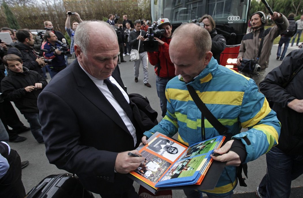 Prezident Bayernu Uli Höness se podepisuje fanouškům po příjezdu do Plzně