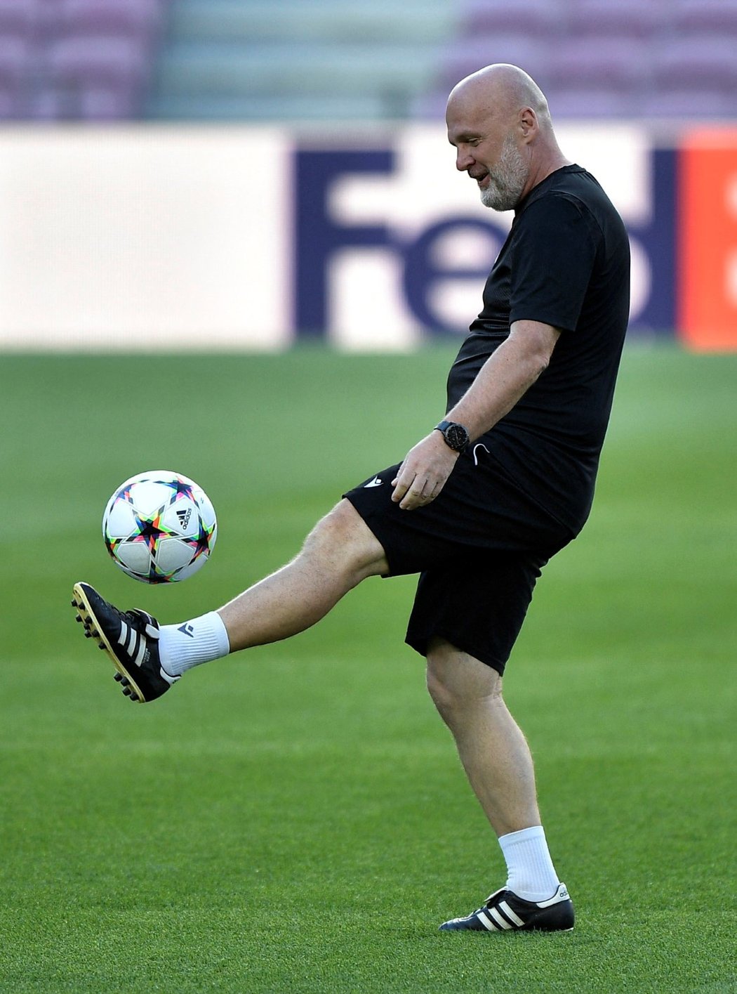 Michal Bílek žongluje s míčem