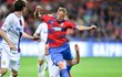 Plzeňský obránce David Limberský atakovaný Jakem Biolem z CSKA Moskva