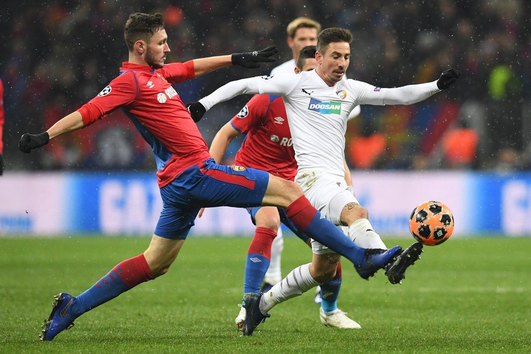 Plzeňský Milan Petržela se probíjí mezi hráči CSKA Moskva v zápase Ligy mistrů