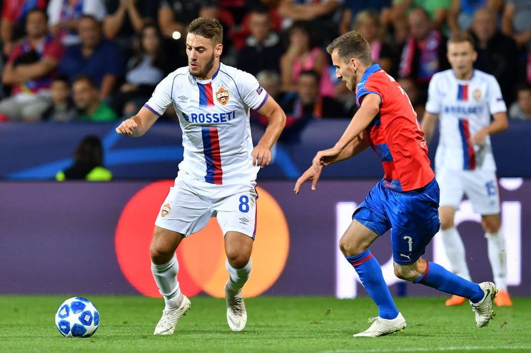 Záložník CSKA Nikola Vlasic se snaží obejít domácího Tomáše Hořavu