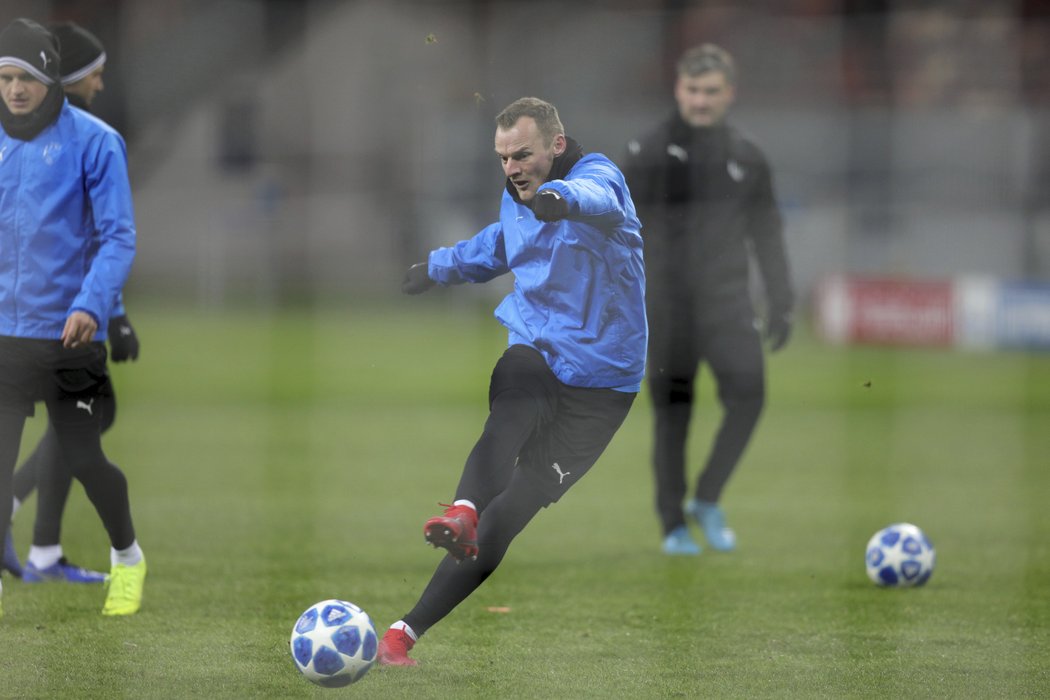 Jakub Řezníček pálí na bránu při tréninku Plzně na půdě CSKA