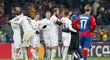 Plzeňští hráči se objímají po obratu nad CSKA Moskva