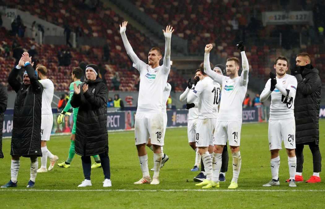 Plzeňští hráči oslavují společně s fanoušky vítězství 2:1 nad CSKA Moskva