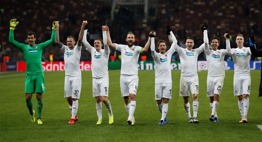 Plzeňští hráči oslavují společně s fanoušky vítězství 2:1 nad CSKA Moskva