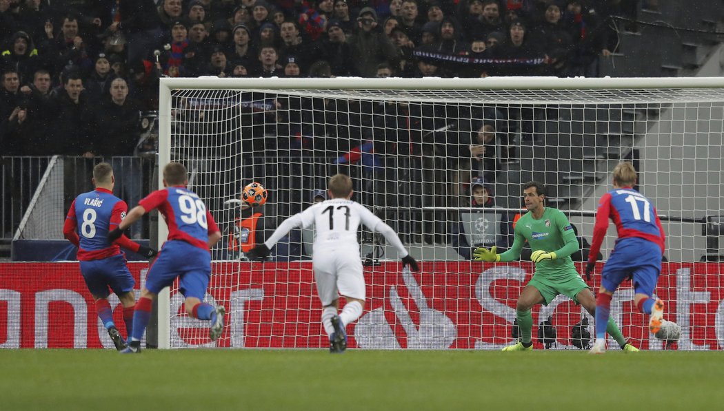 Chorvat Nikola Vlasič ve službách CSKA Moskva posílá svůj tým z penalty do vedení