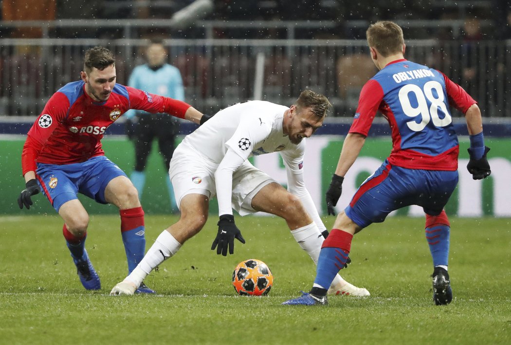 Tomáš Chorý (uprostřed) v obležení hráčů CSKA Moskva