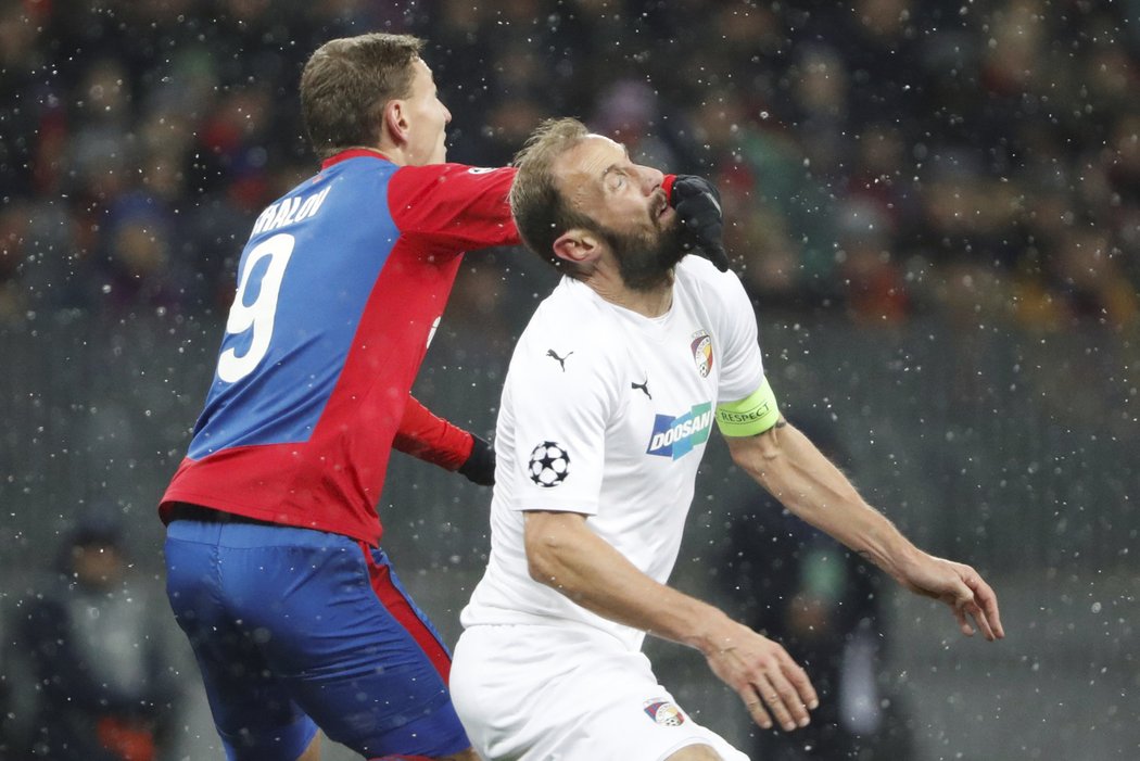 Roman Hubník (vpravo) v ostrém souboji s forvardem moskevského CSKA Fedorem Chalovem