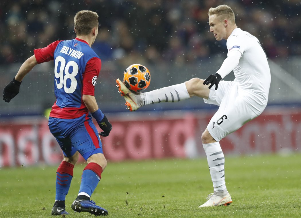 Roman Procházka v prvním poločase neproměnil penaltu. Na snímku zpracovává míč před zraky Ivanem Objakovem