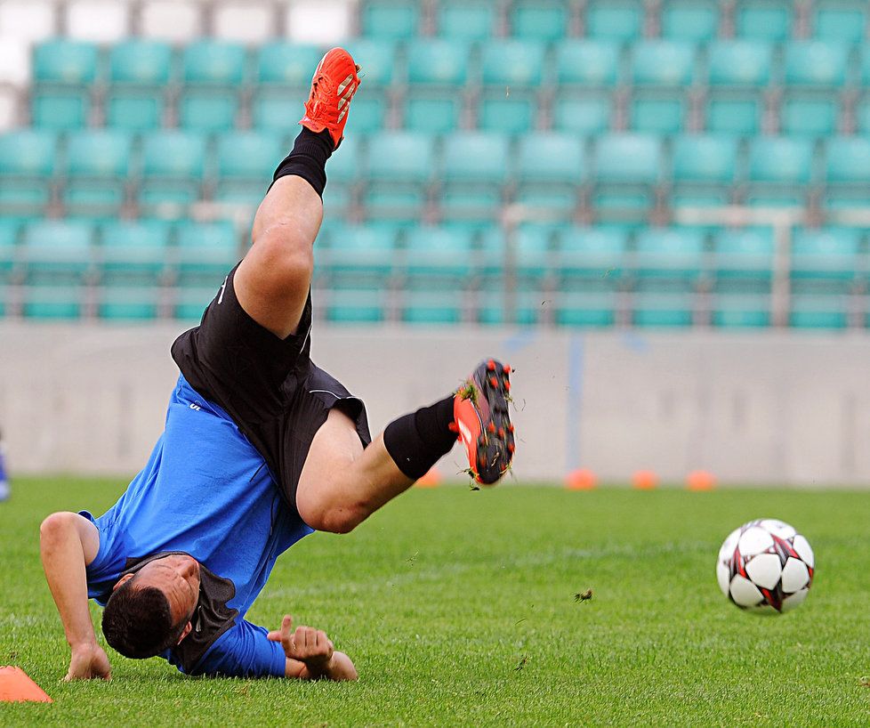 Plzeňský záložník Pavel Horváth při tréninku v Estonsku skončil po krkolomném pádu na zemi, snad to bude jediný padák, který potká Západočechy v duelu s Kalju