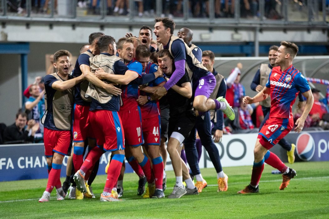 Hráči Viktorie se radují z vyrovnávajícího gólu Jana Kopice