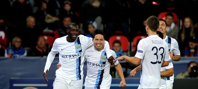 Yaya Touré a Samir Nasri se radují z druhého gólu v síti Plzně