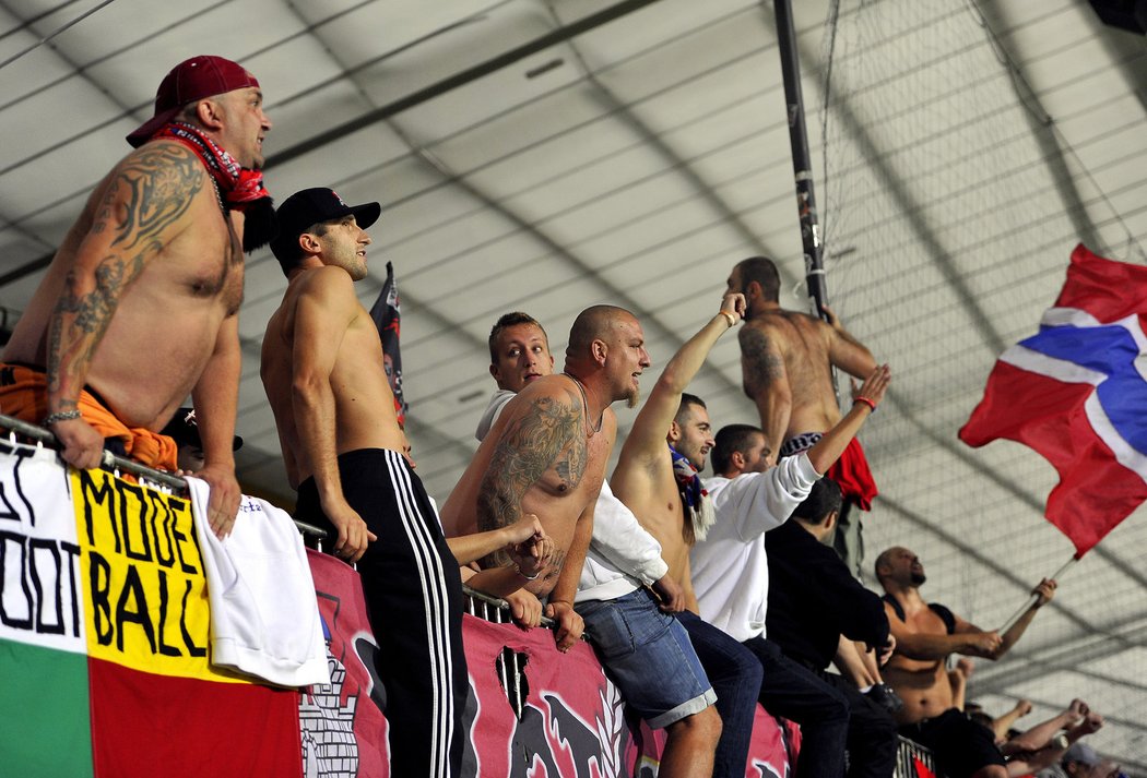 Fanoušci Viktorie slavili postup do základní skupiny Ligy mistrů v hledišti, hráči Plzně přímo na place v Mariboru
