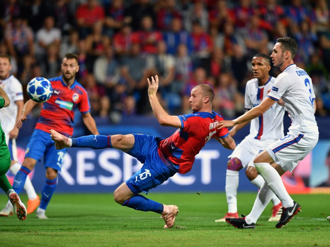 Michael Krmenčík po přímém kopu vstřelil důležitou branku na 1:0