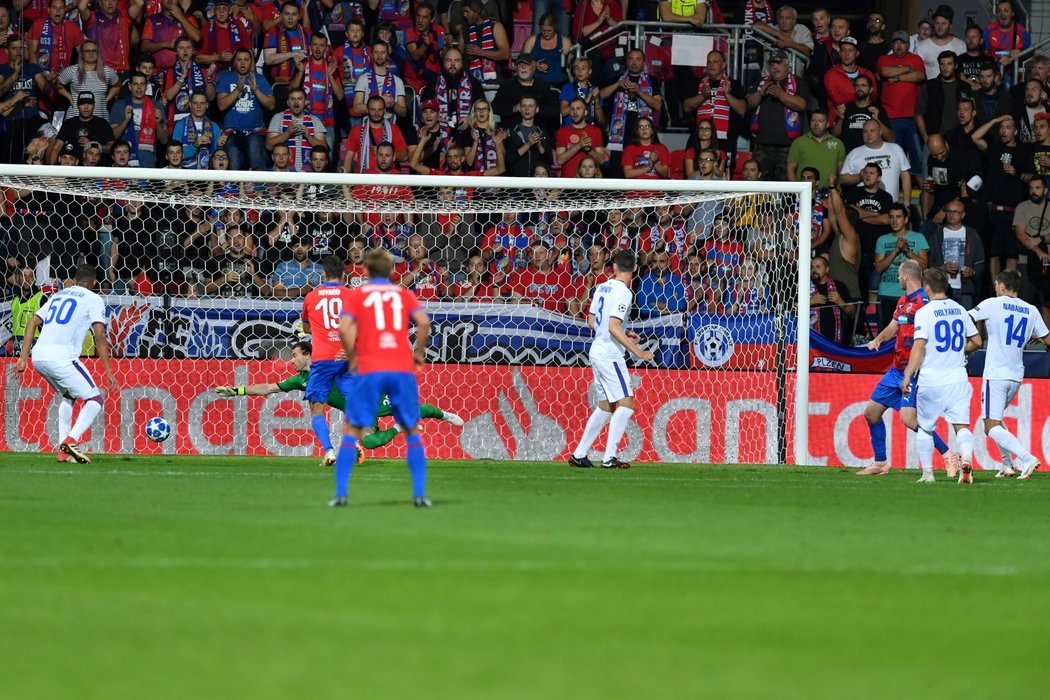 Kanonýr Plzně Michael Krmenčík střelou k tyči přidal druhý gól do sítě CSKA Moskva!