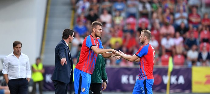 Tomáš Chorý střídá v zápase 2. předkola Ligy mistrů Michaela Krmenčíka