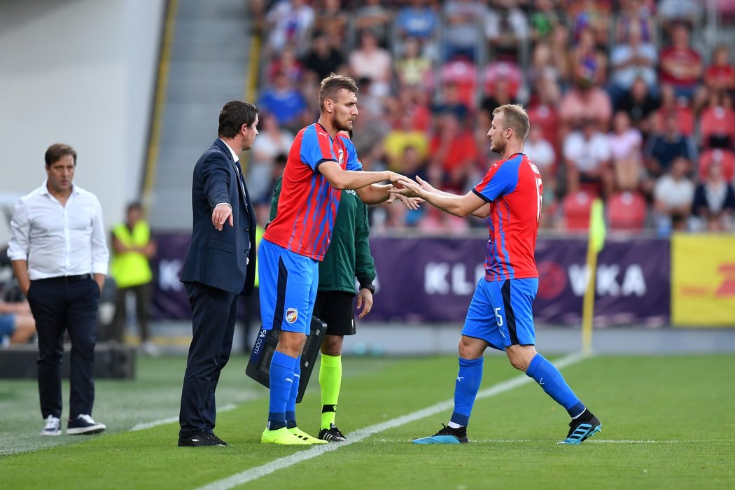 Tomáš Chorý střídá v zápase 2. předkola Ligy mistrů Michaela Krmenčíka