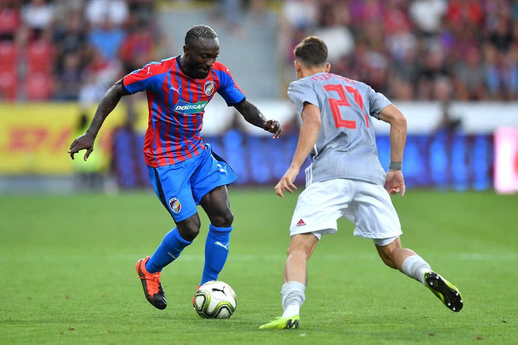 Joel Kayamba v akci během 2. předkola Ligy mistrů proti Olympiakosu Pireus (0:0)