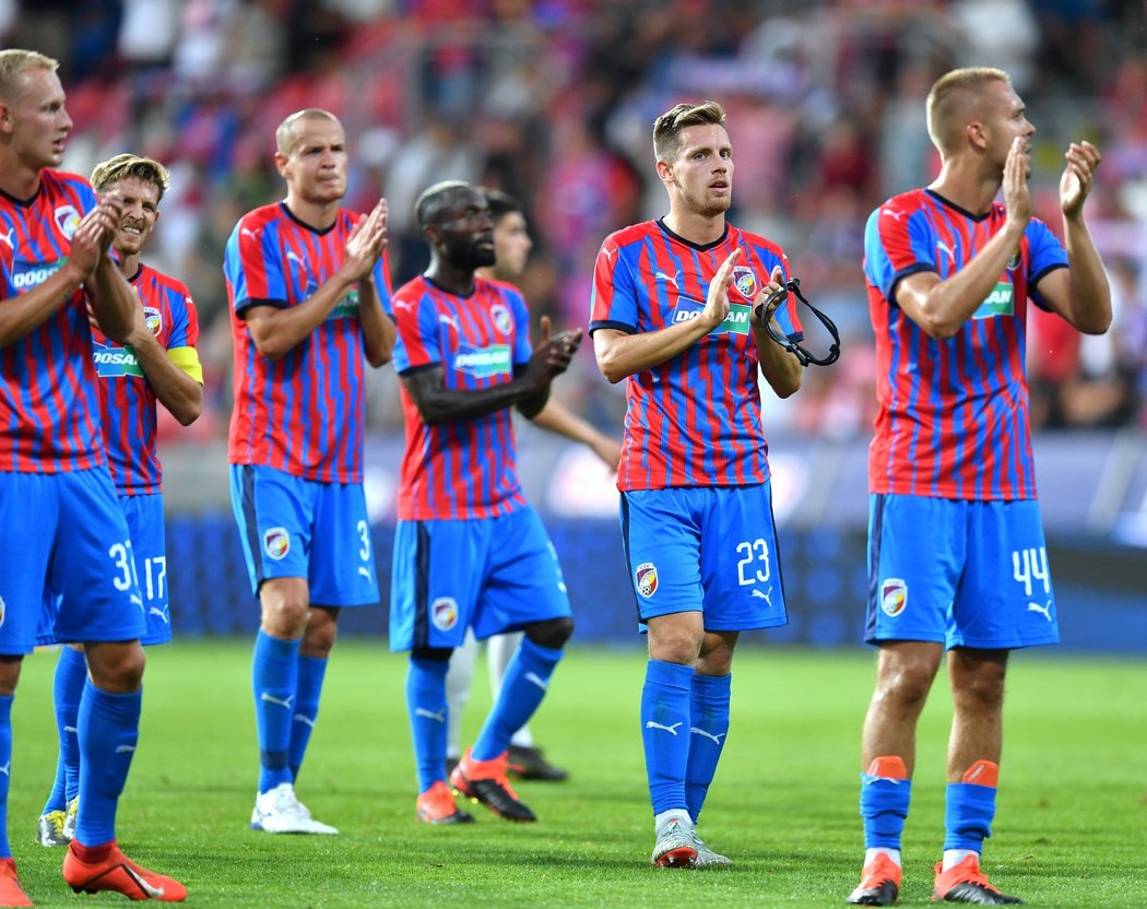 Fotbalisté Plzně děkují fanouškům za podporu v zápase 2. předkola Ligy mistrů proti Olympiakosu Pireus (0:0)