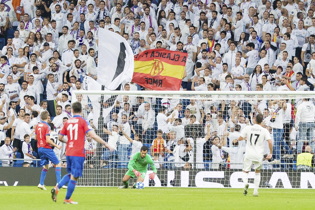 Aleš Hruška sbírá míč před madridským kotlem