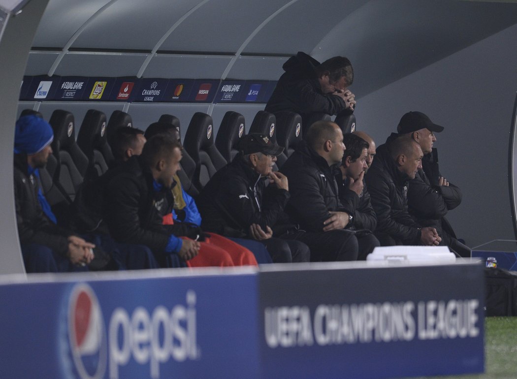 Pavel Vrba se trápí na lavičce Plzně v zápase proti Realu Madrid