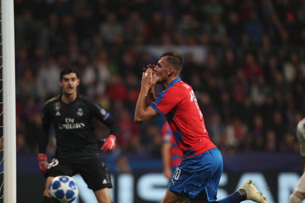 Tomáš Chorý se chytá za hlavu po šanci Plzně v úvodu zápasu proti Realu Madrid