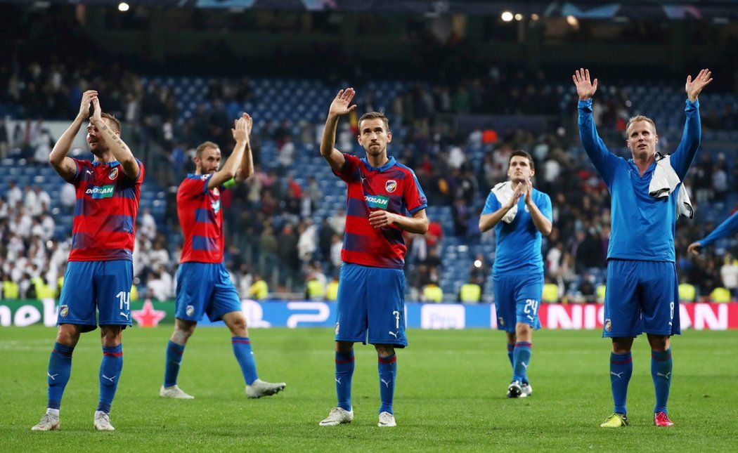 Fotbalisté Viktorie Plzeň děkují fanoušcům po těsné prohře 1:2 na Realu Madrid