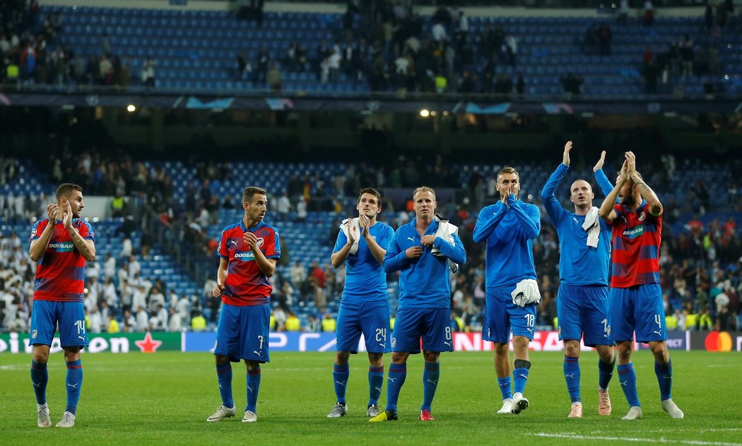 Fotbalisté Viktorie Plzeň děkují fanouškům po utkání na Realu Madrid