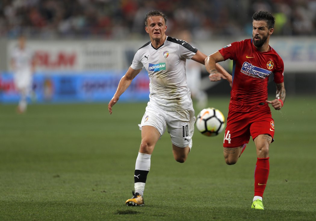 Plzeňský Jan Kopic (vlevo) v souboji s hráčem FCSB