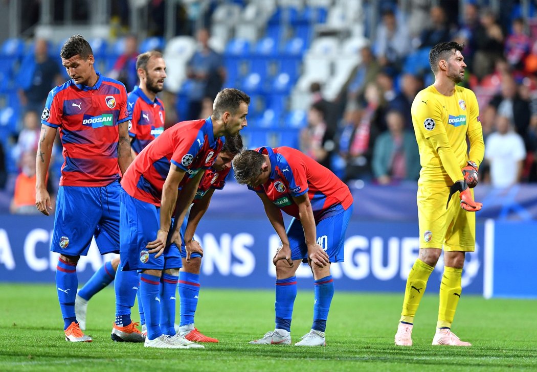 Velké zklamání hráčů Plzně po závěrečném hvizdu zápasu proti CSKA Moskva