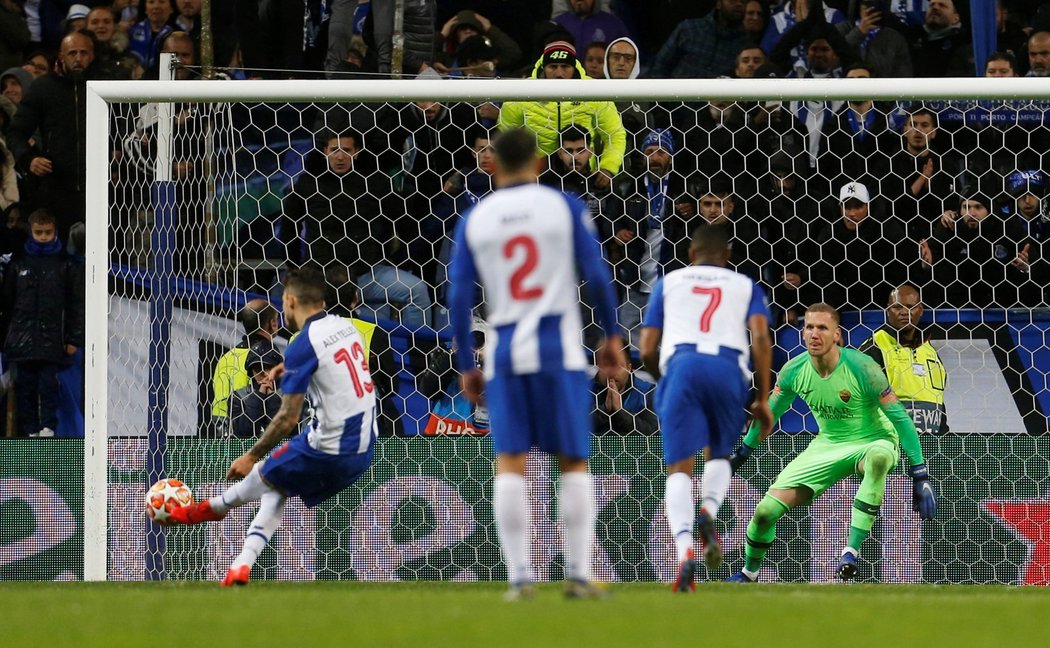 Obránce Porta Alex Telles proměňuje důležitou penaltu proti AS Řím, která znamená postup