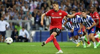 Schick nedal penaltu a Leverkusen padl. Inter Milán zdolal Barcelonu