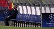 José Mourinho sedí na lavičce Chelsea v poločase duelu Ligy mistrů proti Portu