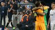 Porto vs. Juventus: Alex Telles z Porta odchází po druhé žluté kartě, vpravo se objímají dva brankářští velikáni, Iker Casillas a Gigi Buffon.