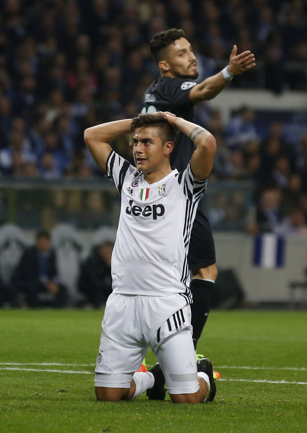 Paulo Dybala se chytá za hlavu po promarněné šanci