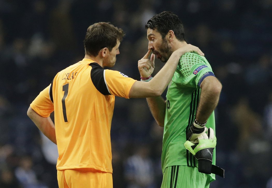 Brankář Juventusu Gianluigi Buffon s brankářem Porta Ikerem Casillasem